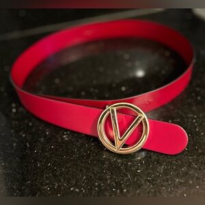 ❤️Valentino red leather belt with golden V hardware ❤️